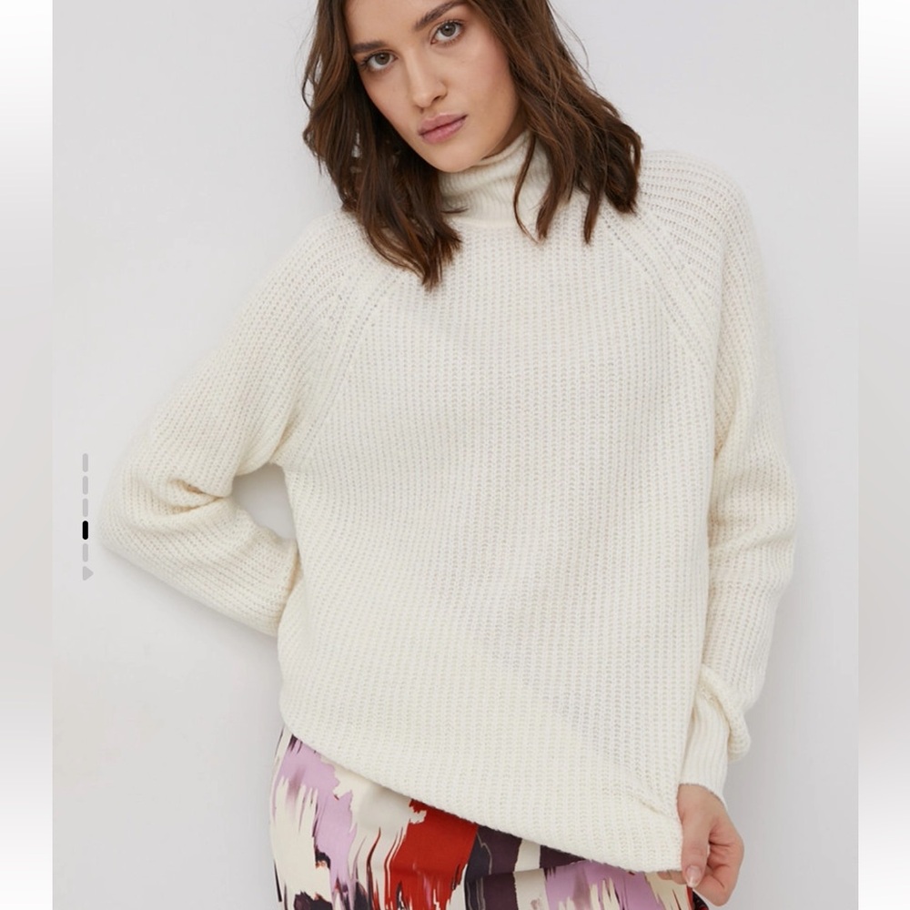 NWT Knitted oversize women's sweater cream color size XS